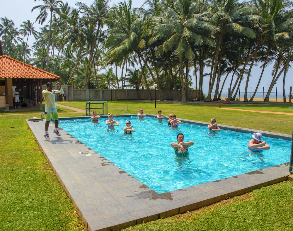 Mermaid Hotel & Club — Swimming pool in Wadduwa