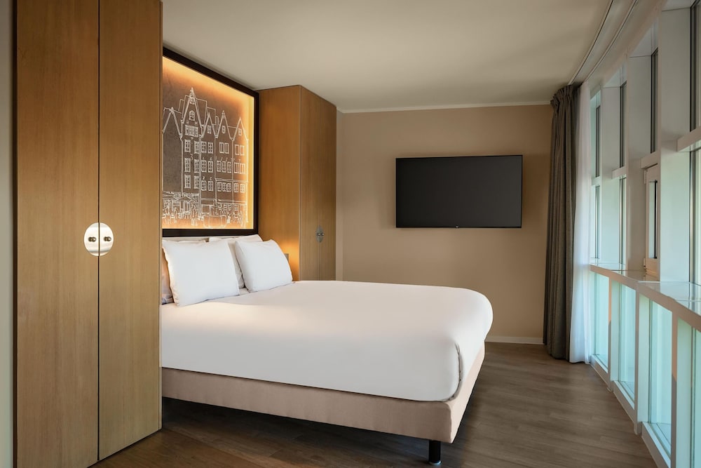 Wasserturm Hotel Cologne, Curio Collection by Hilton — Hotel rooms in Cologne, North Rhine-Westphalia