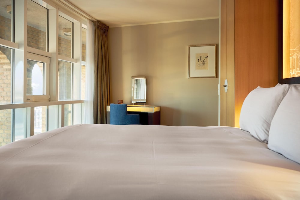 Wasserturm Hotel Cologne, Curio Collection by Hilton — Hotel rooms in Cologne, North Rhine-Westphalia