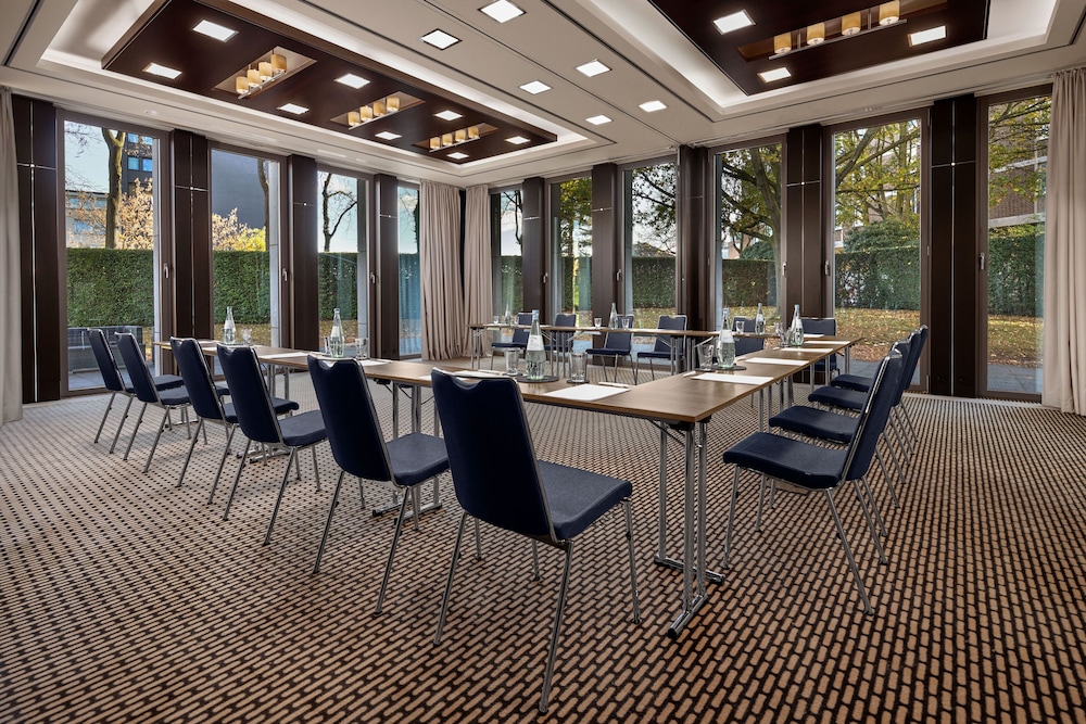 Wasserturm Hotel Cologne, Curio Collection by Hilton — Hotel building in Cologne, North Rhine-Westphalia