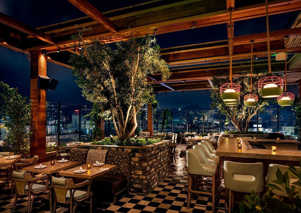 Dream Hollywood, by Hyatt — Restaurant & bars in Los Angeles, California