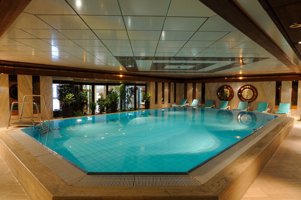 Maritim Hotel Köln — Swimming pool in Cologne, North Rhine-Westphalia