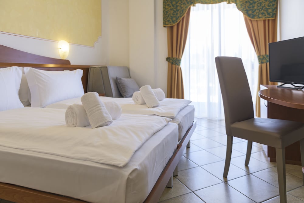 Hotel Antico Monastero — Hotel rooms in Toscolano Maderno, Lombardy