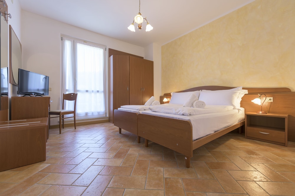 Hotel Antico Monastero — Hotel rooms in Toscolano Maderno, Lombardy