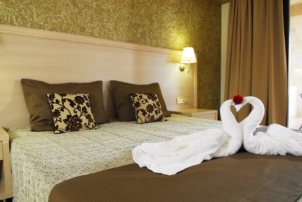 Cactus Royal Resort & Spa — Hotel rooms in Stalida