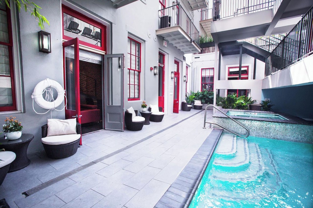 The Natchez — Swimming pool in New Orleans, Louisiana