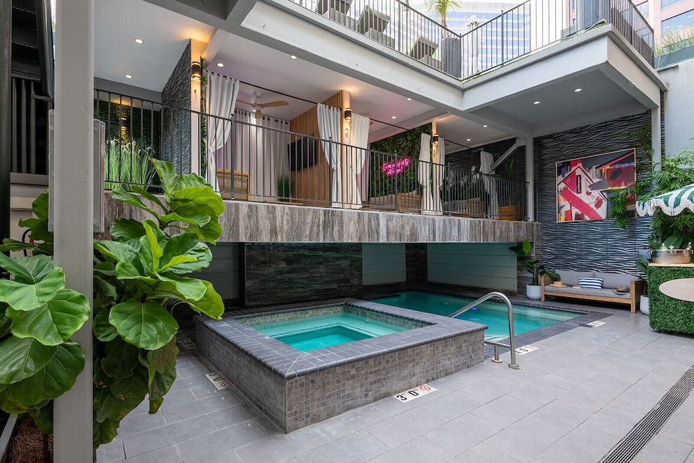 The Natchez — Swimming pool in New Orleans, Louisiana