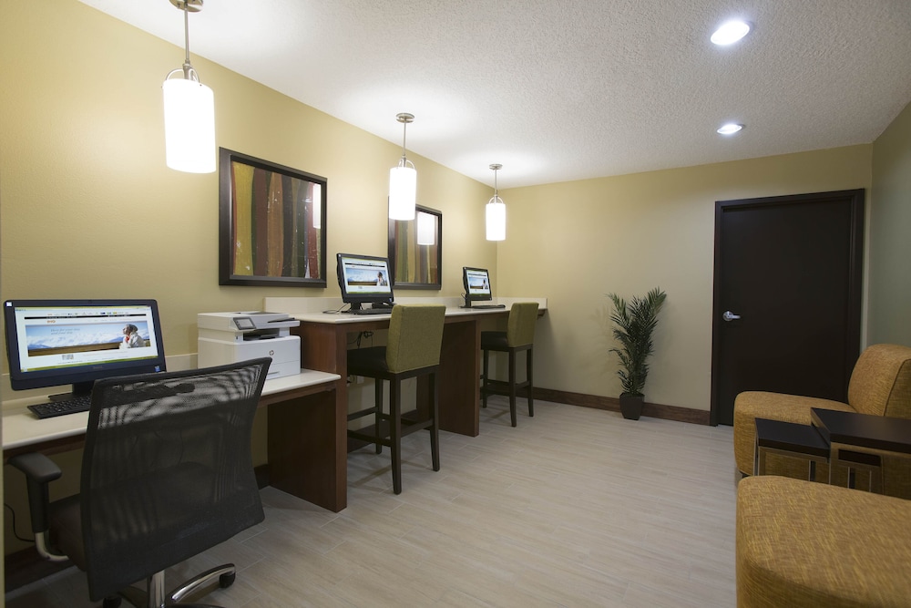 Staybridge Suites Orlando at SeaWorld by IHG — Hotel building in Orlando, Florida