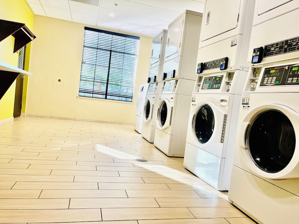Staybridge Suites Orlando at SeaWorld by IHG — Hotel building in Orlando, Florida