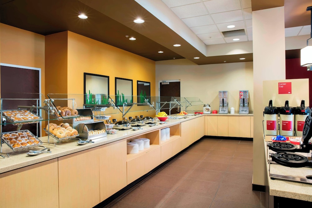 TownePlace Suites Orlando at FLAMINGO CROSSINGS® Town Center/Western Entrance — Restaurant & bars in Winter Garden, Florida