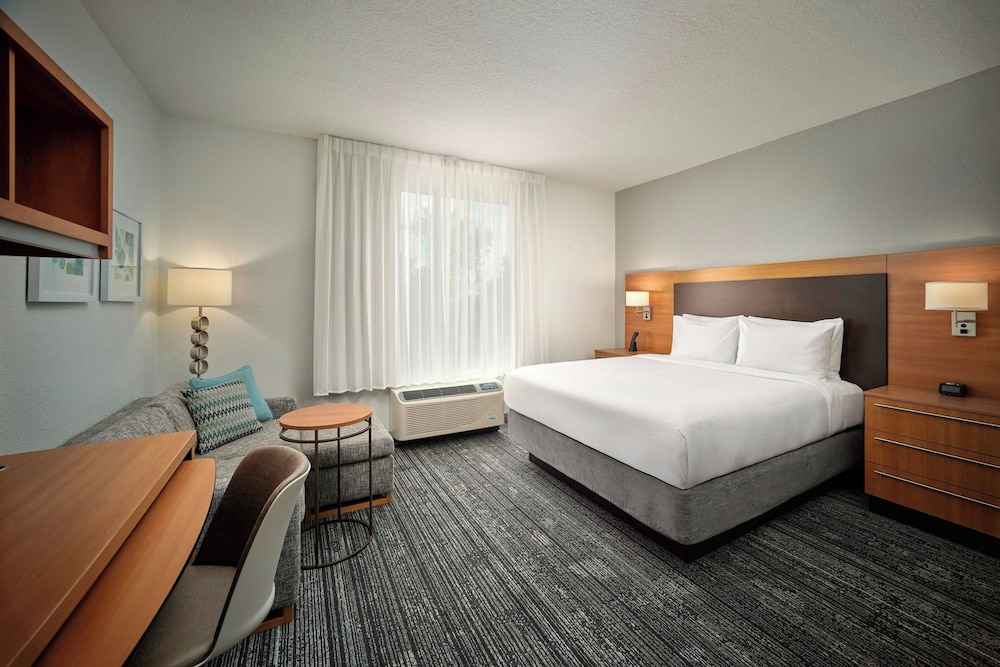 TownePlace Suites Orlando at FLAMINGO CROSSINGS® Town Center/Western Entrance — Hotel rooms in Winter Garden, Florida