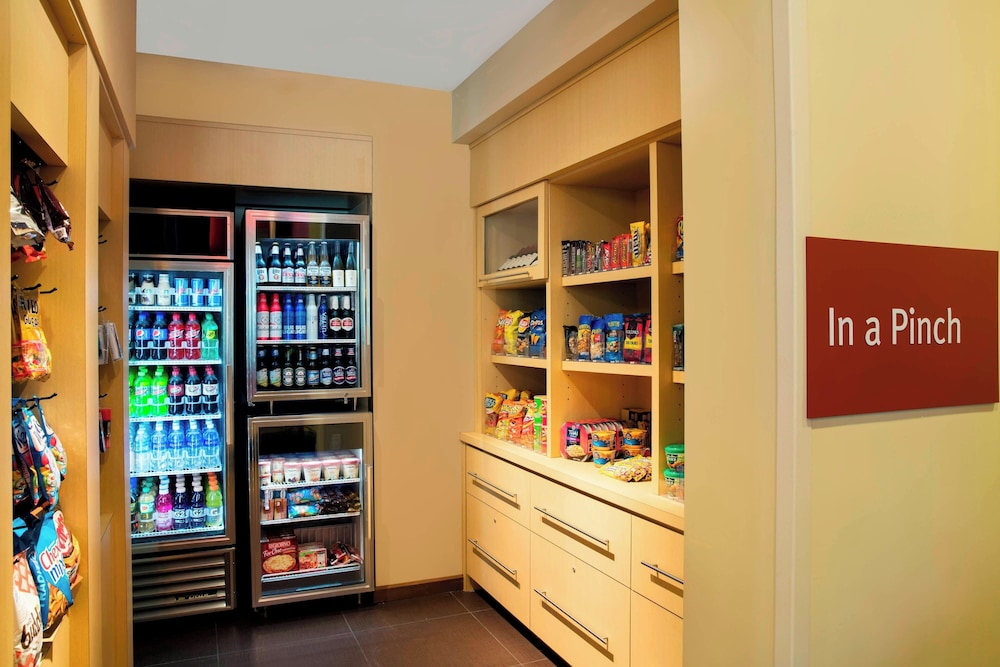 TownePlace Suites Orlando at FLAMINGO CROSSINGS® Town Center/Western Entrance — Restaurant & bars in Winter Garden, Florida