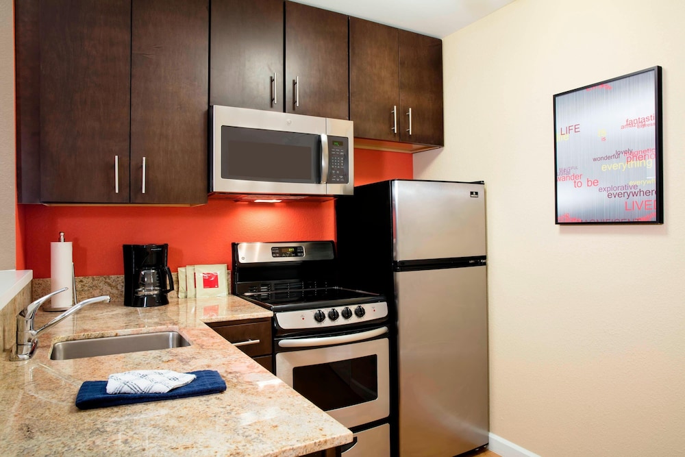 TownePlace Suites Orlando at FLAMINGO CROSSINGS® Town Center/Western Entrance — Hotel rooms in Winter Garden, Florida