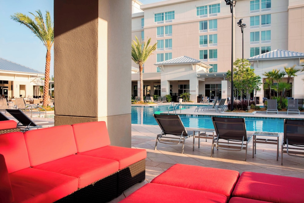 TownePlace Suites Orlando at FLAMINGO CROSSINGS® Town Center/Western Entrance — Swimming pool in Winter Garden, Florida