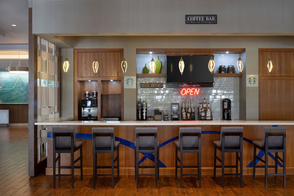 TownePlace Suites Orlando at FLAMINGO CROSSINGS® Town Center/Western Entrance — Restaurant & bars in Winter Garden, Florida