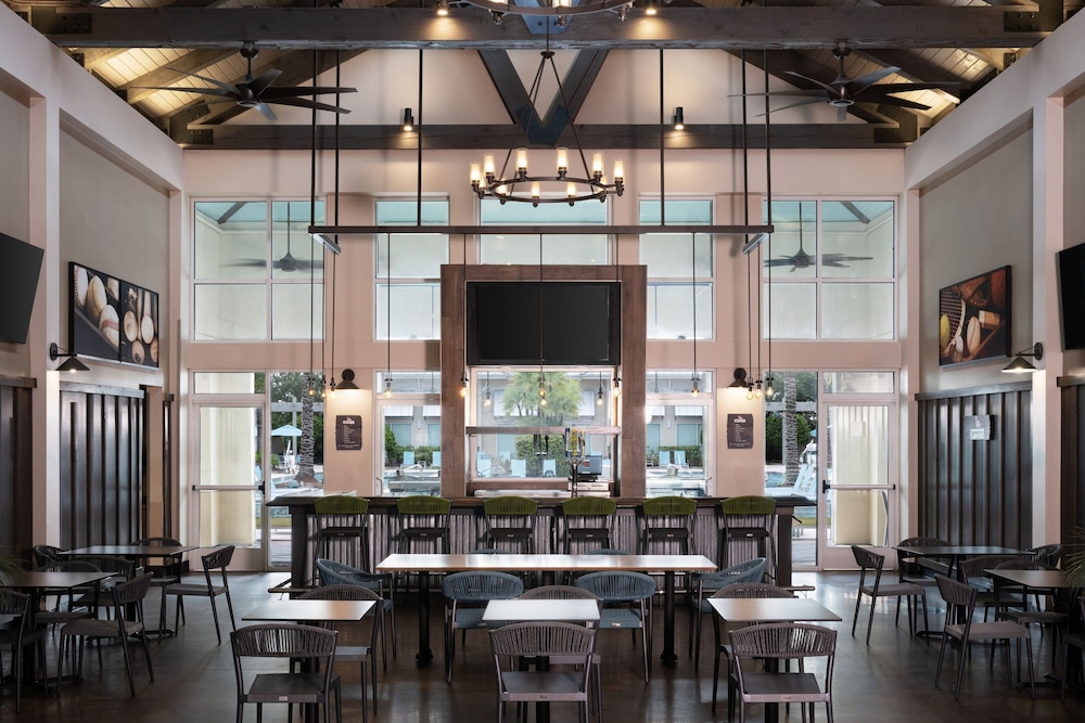 TownePlace Suites Orlando at FLAMINGO CROSSINGS® Town Center/Western Entrance — Restaurant & bars in Winter Garden, Florida