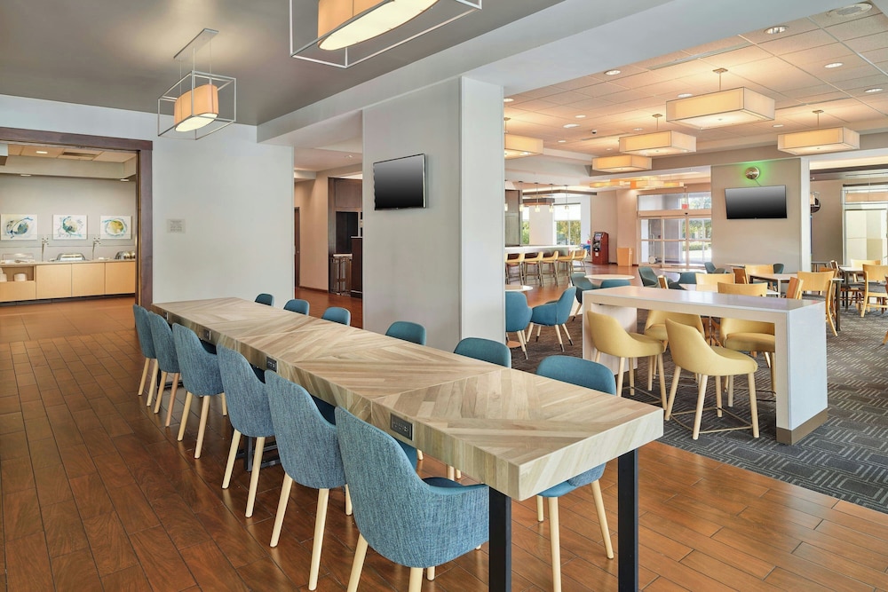 TownePlace Suites Orlando at FLAMINGO CROSSINGS® Town Center/Western Entrance — Restaurant & bars in Winter Garden, Florida