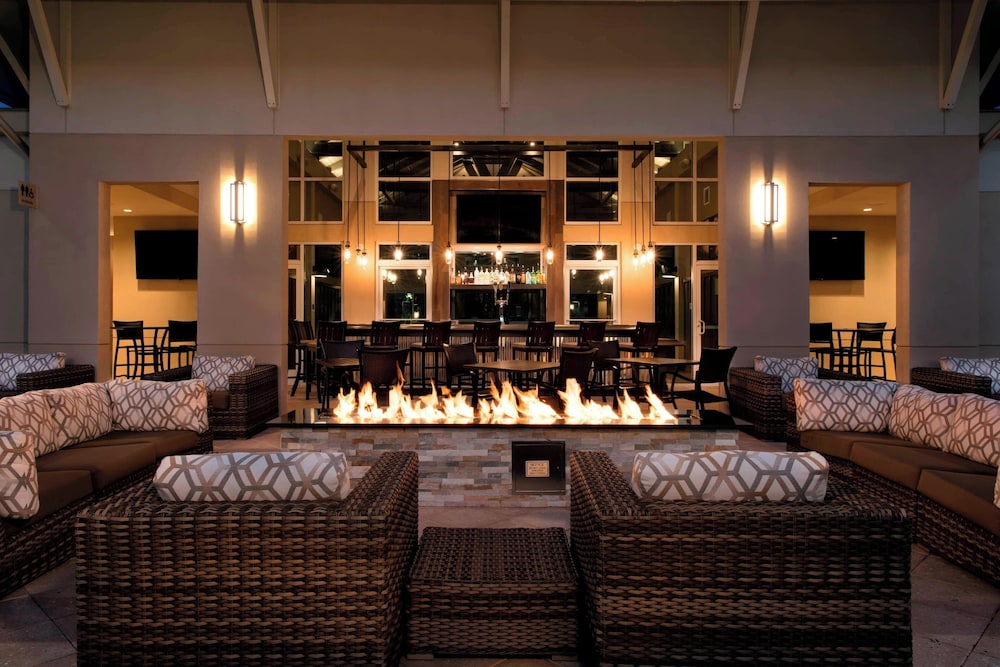TownePlace Suites Orlando at FLAMINGO CROSSINGS® Town Center/Western Entrance — Restaurant & bars in Winter Garden, Florida