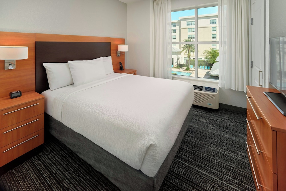TownePlace Suites Orlando at FLAMINGO CROSSINGS® Town Center/Western Entrance — Hotel rooms in Winter Garden, Florida