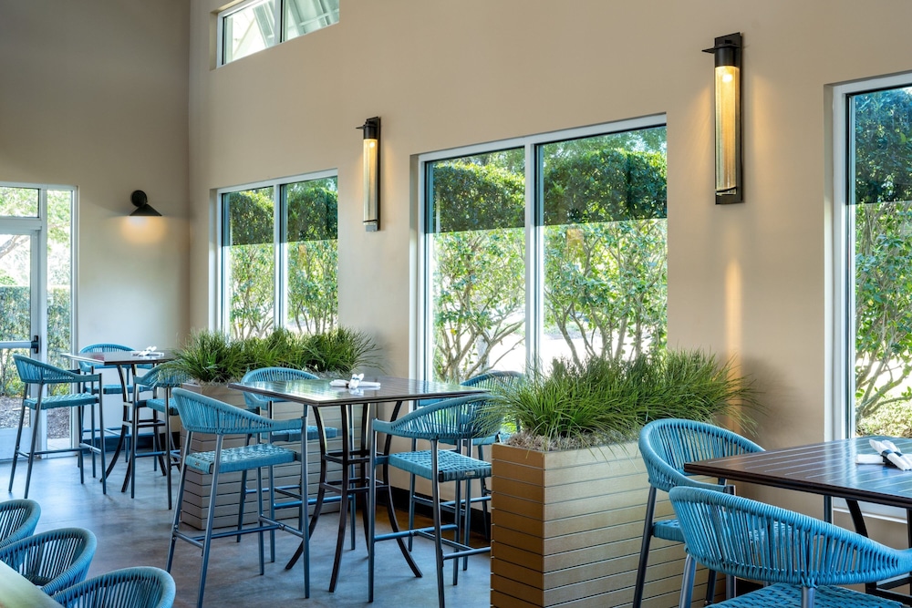TownePlace Suites Orlando at FLAMINGO CROSSINGS® Town Center/Western Entrance — Restaurant & bars in Winter Garden, Florida