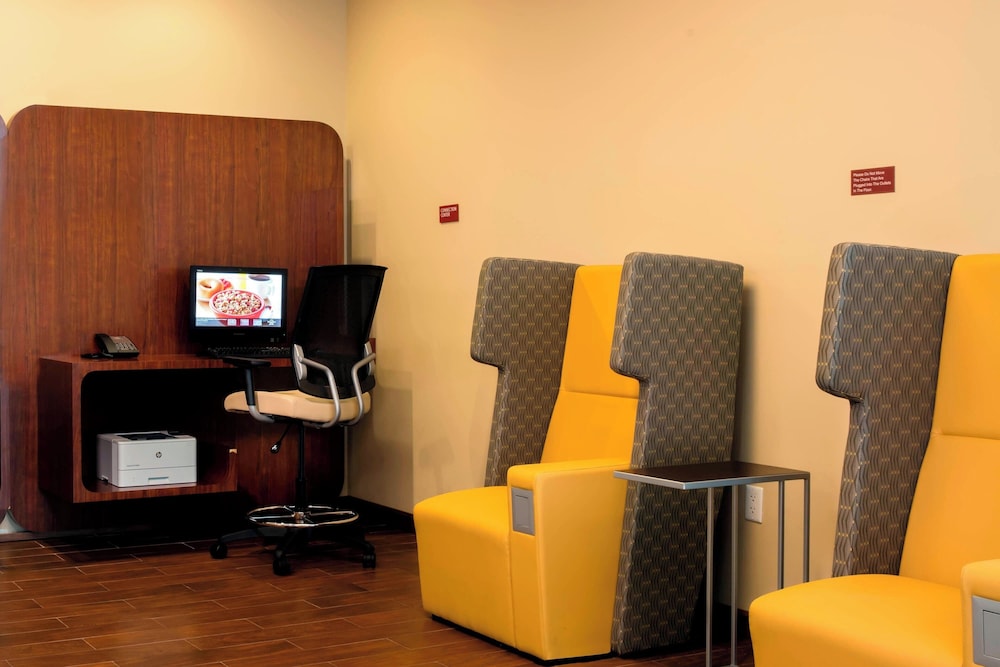 TownePlace Suites Orlando at FLAMINGO CROSSINGS® Town Center/Western Entrance — Hotel building in Winter Garden, Florida