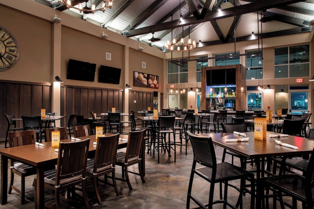 TownePlace Suites Orlando at FLAMINGO CROSSINGS® Town Center/Western Entrance — Restaurant & bars in Winter Garden, Florida
