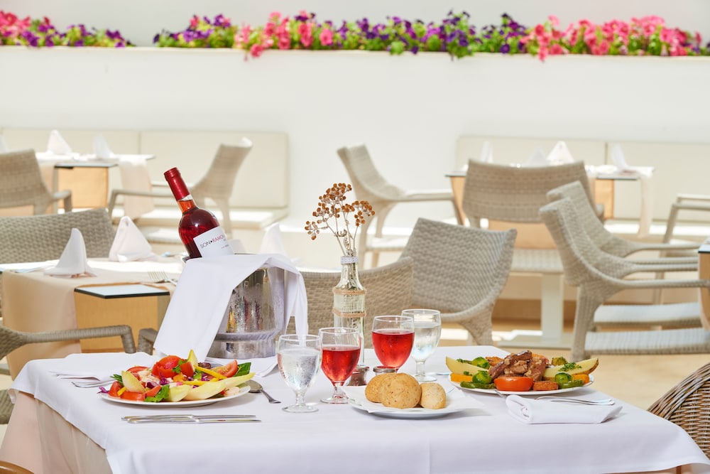 Grupotel Club Menorca — Restaurant in Cala'n Bosch, Balearic Islands