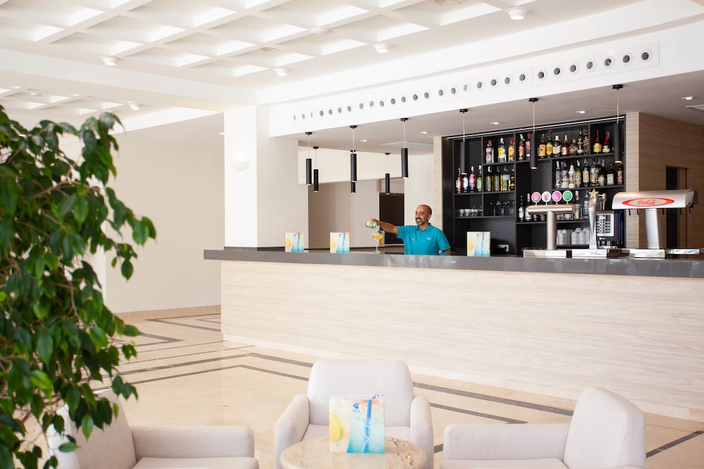 Grupotel Club Menorca — Restaurant in Cala'n Bosch, Balearic Islands