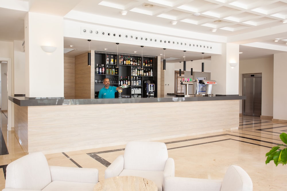 Grupotel Club Menorca — Restaurant in Cala'n Bosch, Balearic Islands