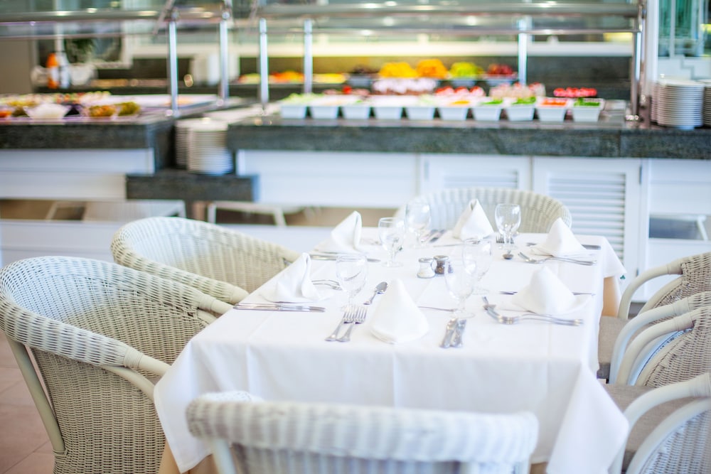 Grupotel Club Menorca — Restaurant in Cala'n Bosch, Balearic Islands