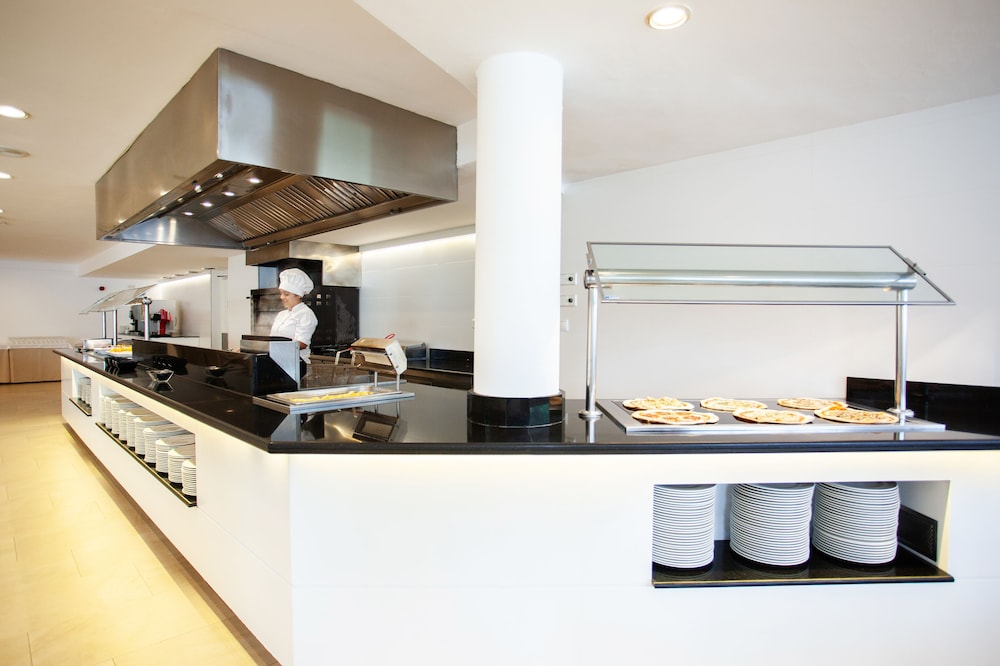 Grupotel Club Menorca — Restaurant in Cala'n Bosch, Balearic Islands