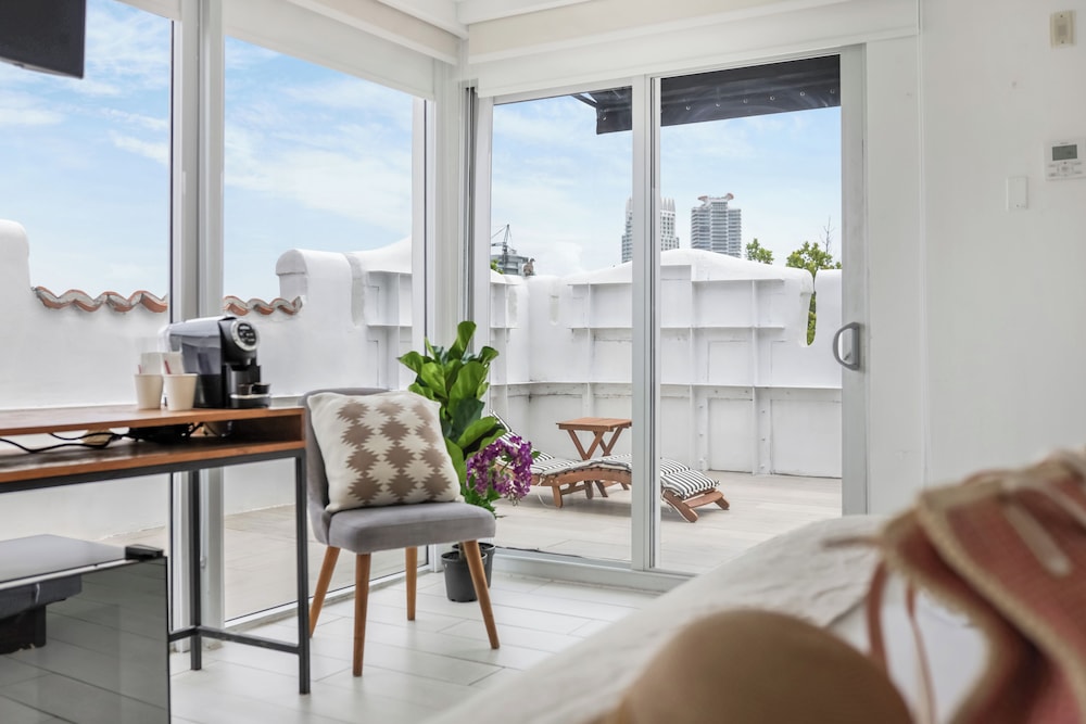 The Meridian Hotel by At Mine Hospitality — Hotel rooms in Miami, Florida