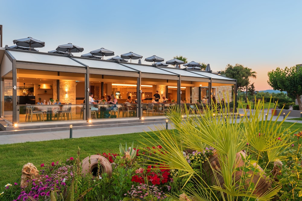 Solimar Aquamarine Resort — Restaurant & bars in Platanias