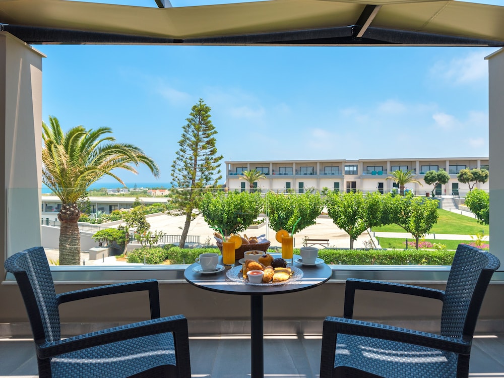 Solimar Aquamarine Resort — Hotel building in Platanias
