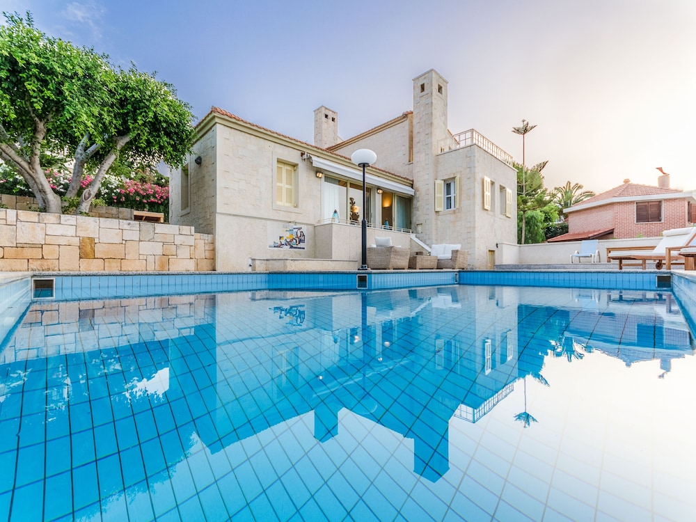 Anna Maria Village — Swimming pool in Hersonissos