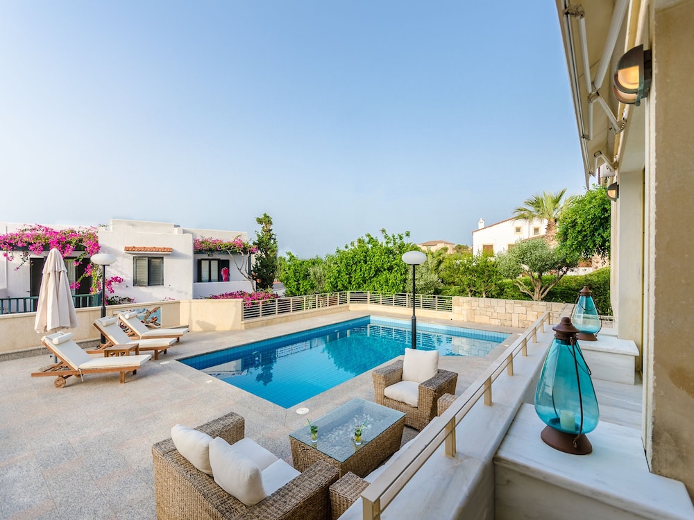 Anna Maria Village — Swimming pool in Hersonissos