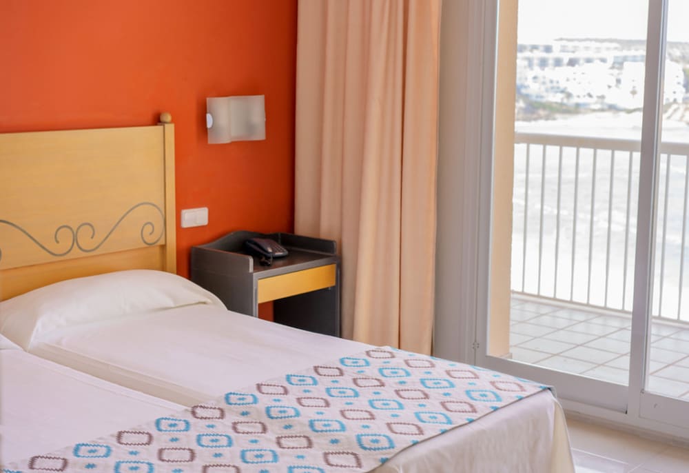 Club Hotel Aguamarina Waterpark — Rooms in Arenal d'en Castell, Balearic Islands