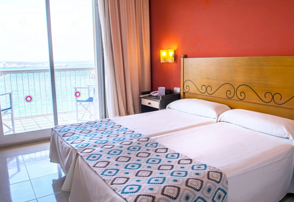 Club Hotel Aguamarina Waterpark — Rooms in Arenal d'en Castell, Balearic Islands