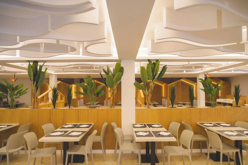 Club Hotel Aguamarina Waterpark — Restaurant in Arenal d'en Castell, Balearic Islands