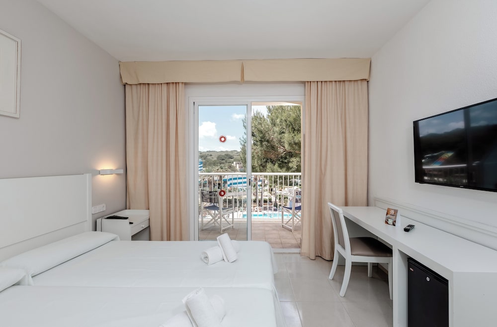 Club Hotel Aguamarina Waterpark — Rooms in Arenal d'en Castell, Balearic Islands