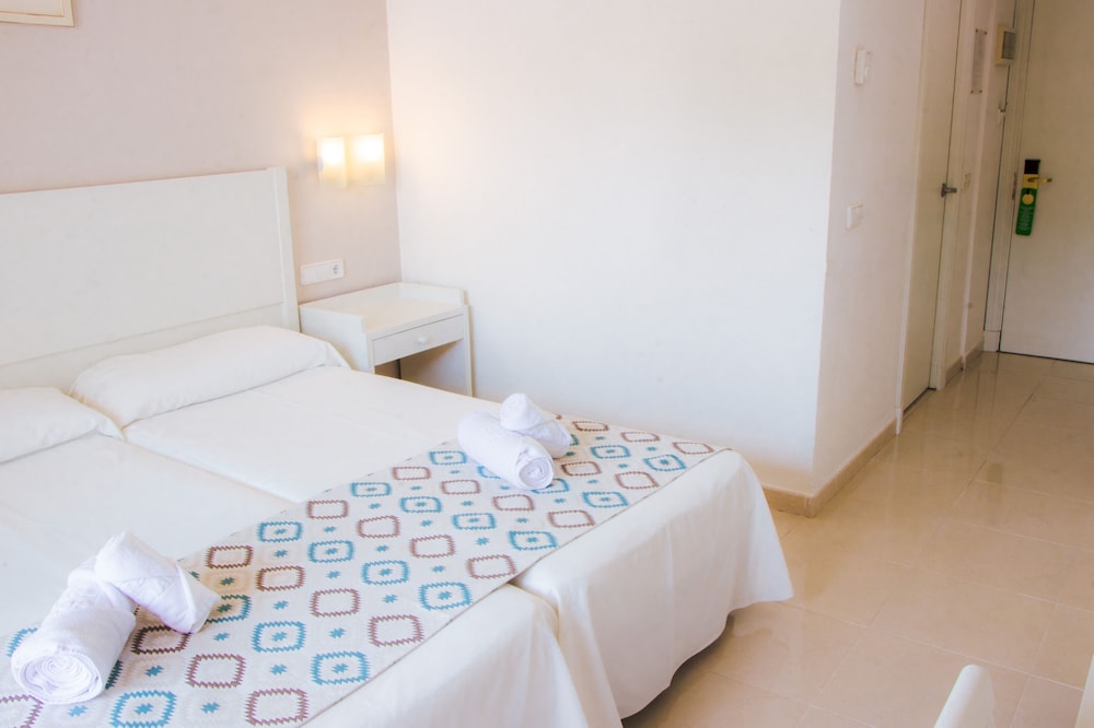 Club Hotel Aguamarina Waterpark — Rooms in Arenal d'en Castell, Balearic Islands
