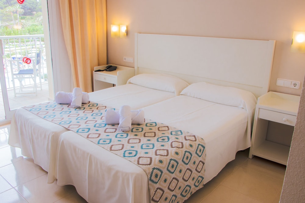 Club Hotel Aguamarina Waterpark — Rooms in Arenal d'en Castell, Balearic Islands