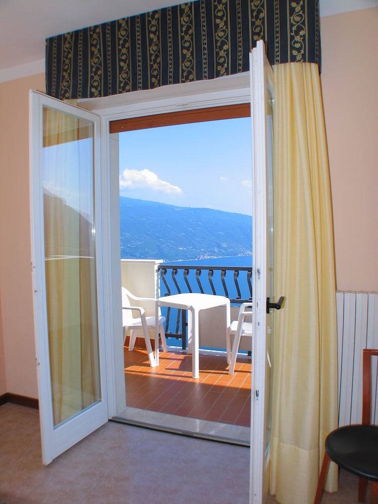 Hotel Residence La Rotonda — Hotel rooms in Tignale, Lombardy