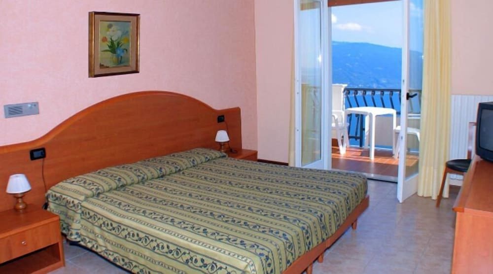 Hotel Residence La Rotonda — Hotel rooms in Tignale, Lombardy