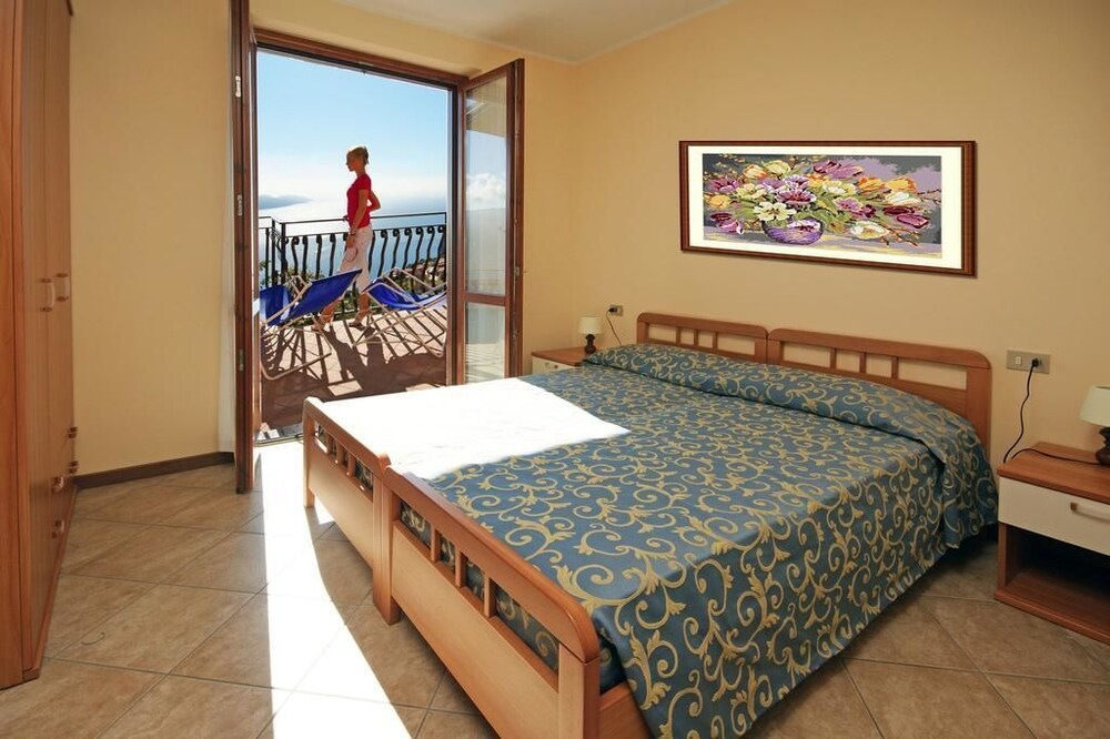 Hotel Residence La Rotonda — Hotel rooms in Tignale, Lombardy