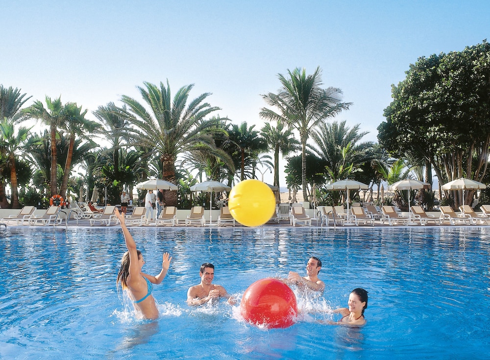 Hotel Riu Oliva Beach Resort - All Inclusive — Swimming pool in Corralejo, Canary Islands