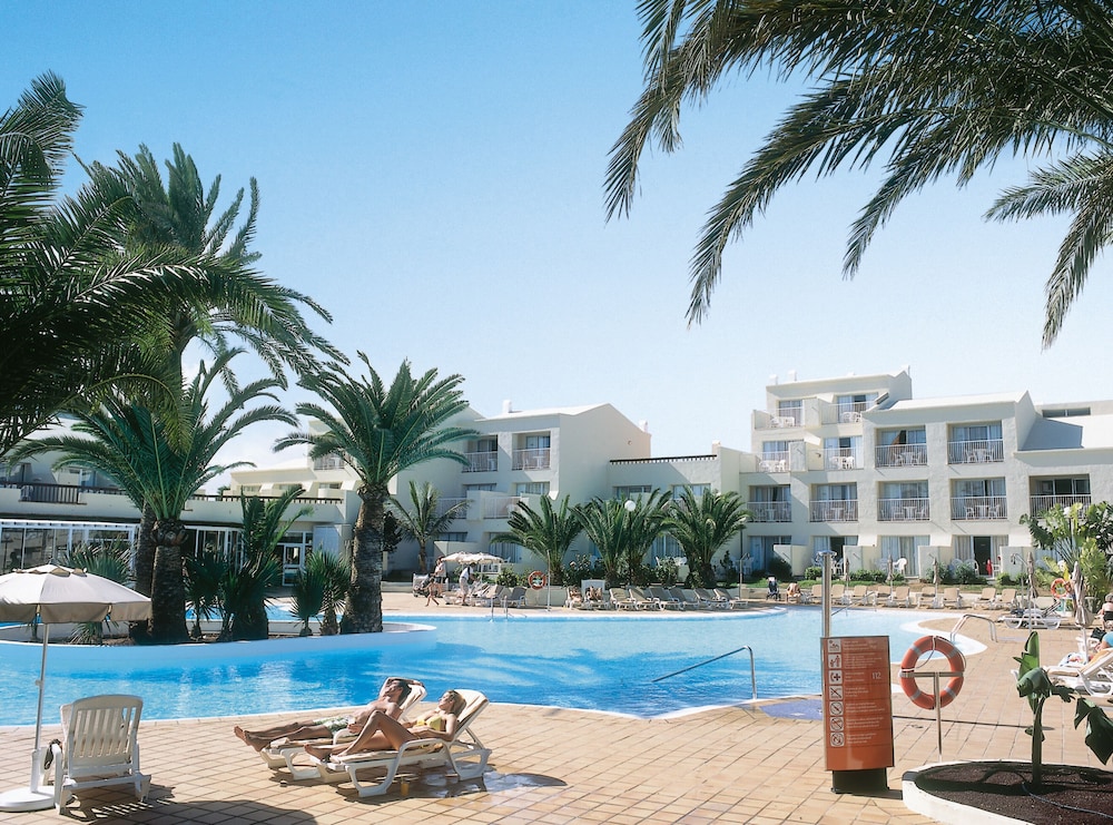 Hotel Riu Oliva Beach Resort - All Inclusive — Swimming pool in Corralejo, Canary Islands