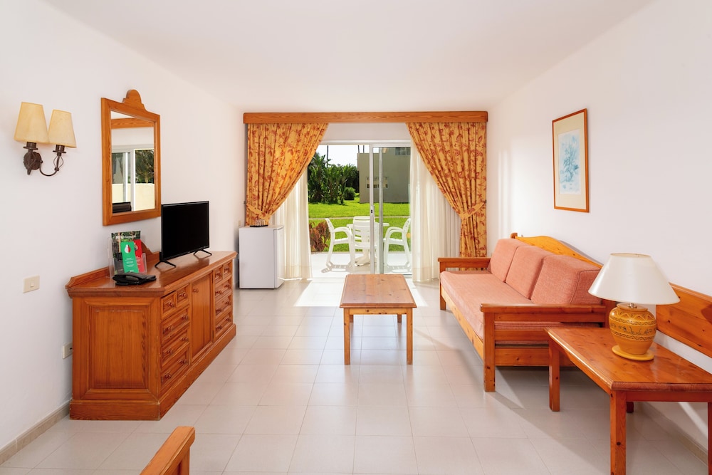 Hotel Riu Oliva Beach Resort - All Inclusive — Hotel rooms in Corralejo, Canary Islands