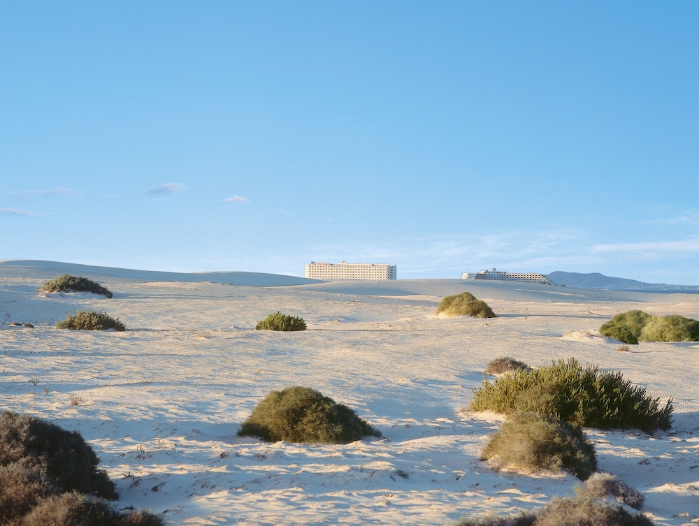 Hotel Riu Oliva Beach Resort - All Inclusive — Hotel building in Corralejo, Canary Islands