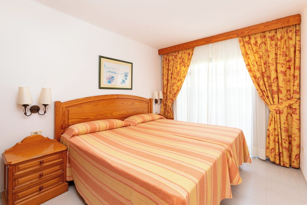 Hotel Riu Oliva Beach Resort - All Inclusive — Hotel rooms in Corralejo, Canary Islands